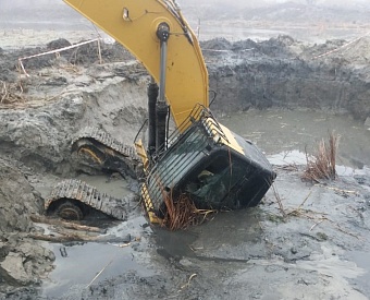 Росприроднадзор оштрафовал компанию, допустившую затопление экскаватора при расчистке реки Усмань