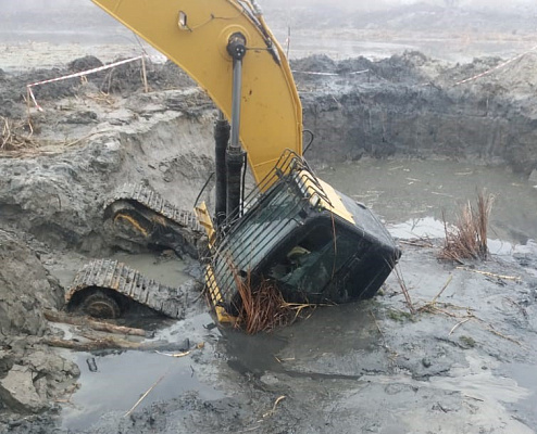 Росприроднадзор оштрафовал компанию, допустившую затопление экскаватора при расчистке реки Усмань