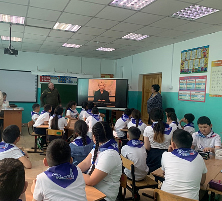 В отдаленных сёлах Республики Алтай сотрудники Росприроднадзора рассказывают школьникам о премии «Экология – дело каждого»