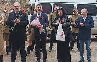 Сотрудники Росприроднадзора в Кирове поздравили с Днем Победы ветерана Великой Отечественной войны