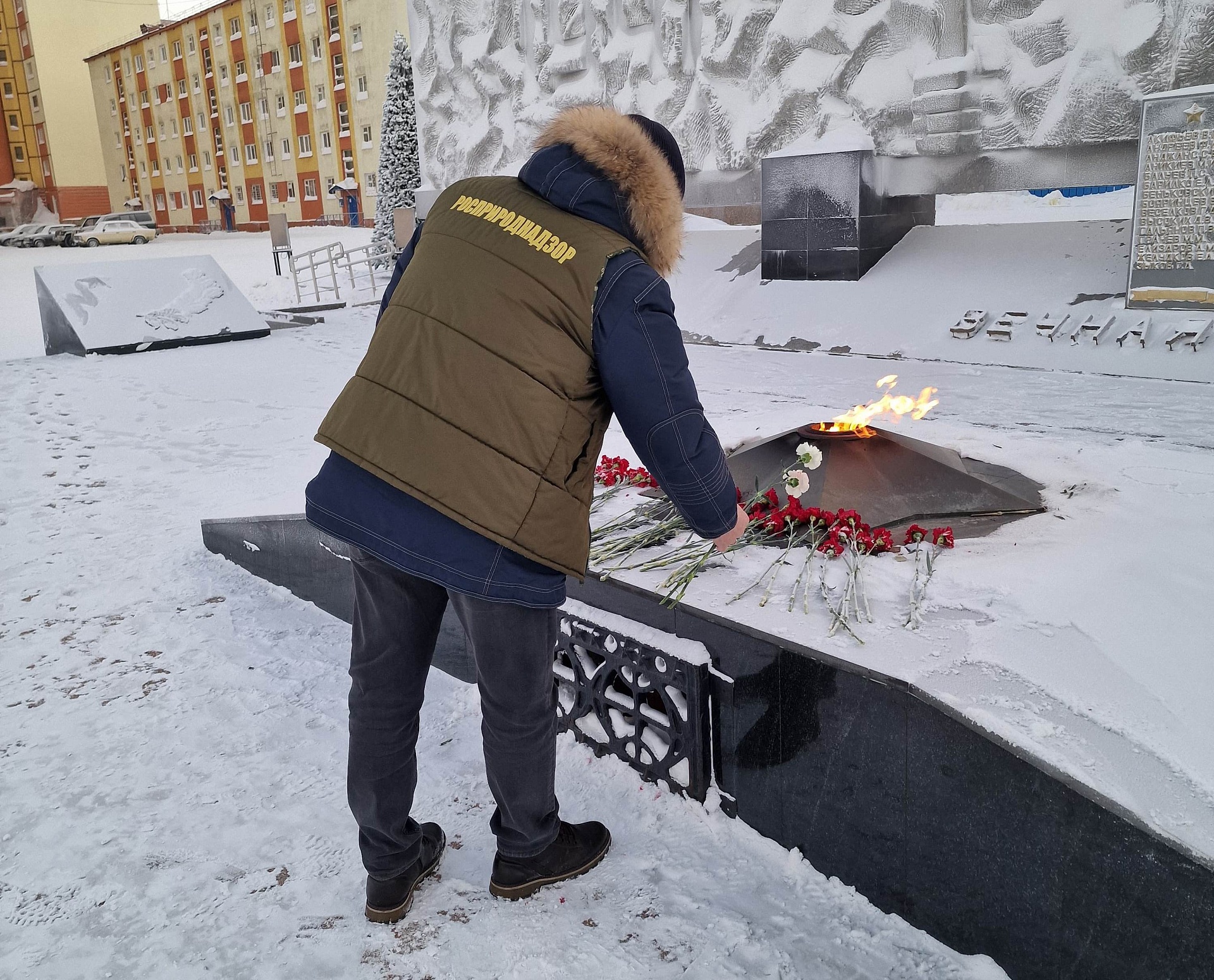 Сотрудники Енисейского межрегионального управления Росприроднадзора возложили цветы к Вечному огню в Норильске