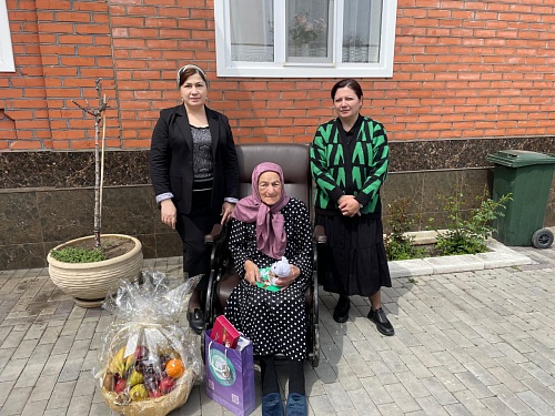 Сотрудники Северо-Кавказского управления Росприроднадзора поздравили ветерана Великой Отечественной войны Хамхоеву Хажиру Генардакиевну с наступающим Днем Победы!