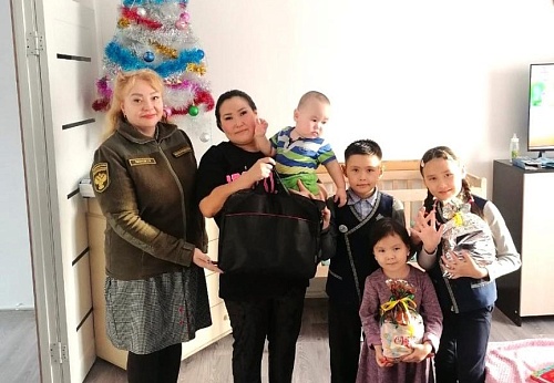 В рамках мероприятий, посвященных празднованию 80-й годовщины Великой Победы, сотрудники Забайкальского Росприроднадзора в честь наступившего Нового Года вручили подарки детям бойца СВО 