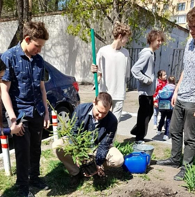 В Челябинске инспекторы Росприроднадзора вместе с школьниками - лауреатами Премии «Экология – дело каждого» высадили саженцы