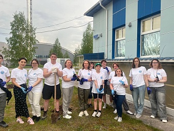 Сотрудники филиала ЦЛАТИ по УФО по ХМАО-Югре вместе с воспитанниками Югорского колледжа-интерната олимпийского резерва посадили саженцы сирени