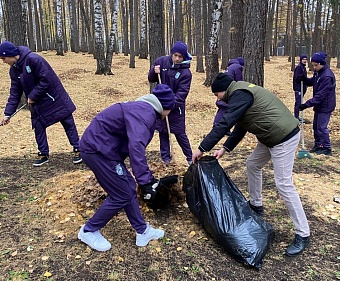 Сотрудники Южно-Уральского Росприроднадзора и юные футболисты провели субботники в поддержку IV сезона премии «Экология – дело каждого»