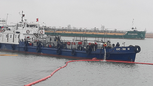 Специалисты Росприроднадзора приняли участие в тренировочных учениях по ликвидации аварийных разливов нефтепродуктов в морском порту Азов 