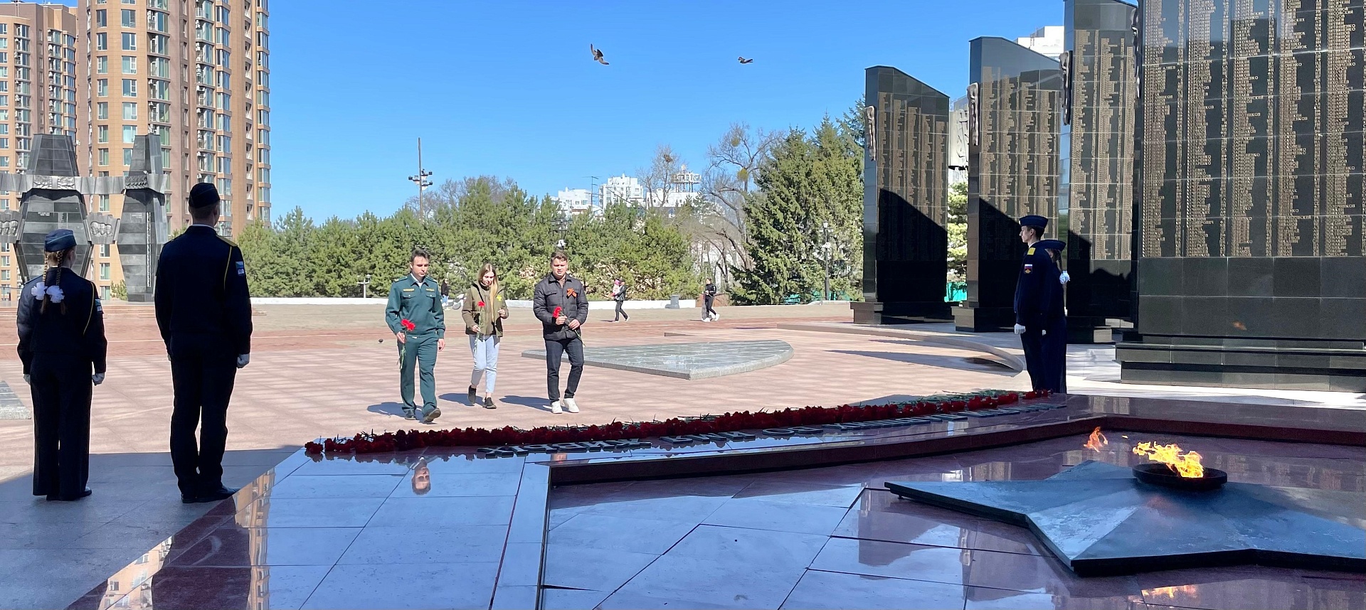 В честь 80-летия Победы сотрудники Приамурского управления Росприроднадзора возложили цветы к воинским мемориалам в Хабаровске и Биробиджане