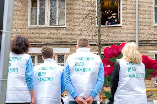 Участники премии «Экология – дело каждого» провели концерт под окнами фронтовика