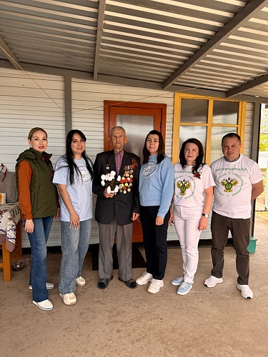 Сотрудники Нижне-Волжского управления Росприроднадзора поздравили ветерана Великой Отечественной войны