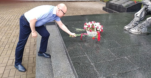 В Кирове сотрудники Росприроднадзора возложили цветы к памятнику воинам-интернационалистам