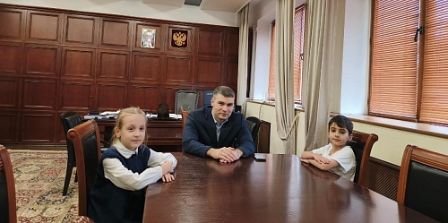 Заместитель руководителя Северо-Кавказского межрегионального управления Росприроднадзора по Республике Дагестан Саид Шайхов провел встречу с учащимися многопрофильной гимназии № 38 города Махачкалы Рамазановым Камалом и Мухиной Алисой в рамках премии