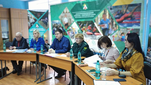 Сотрудники Росприроднадзора по Саратовской и Пензенской областям приняли участие в научно-практической конференции «Земля родная»