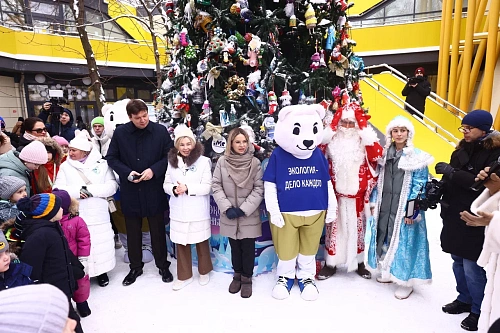 Главную экоёлку России открыли в Московском зоопарке 