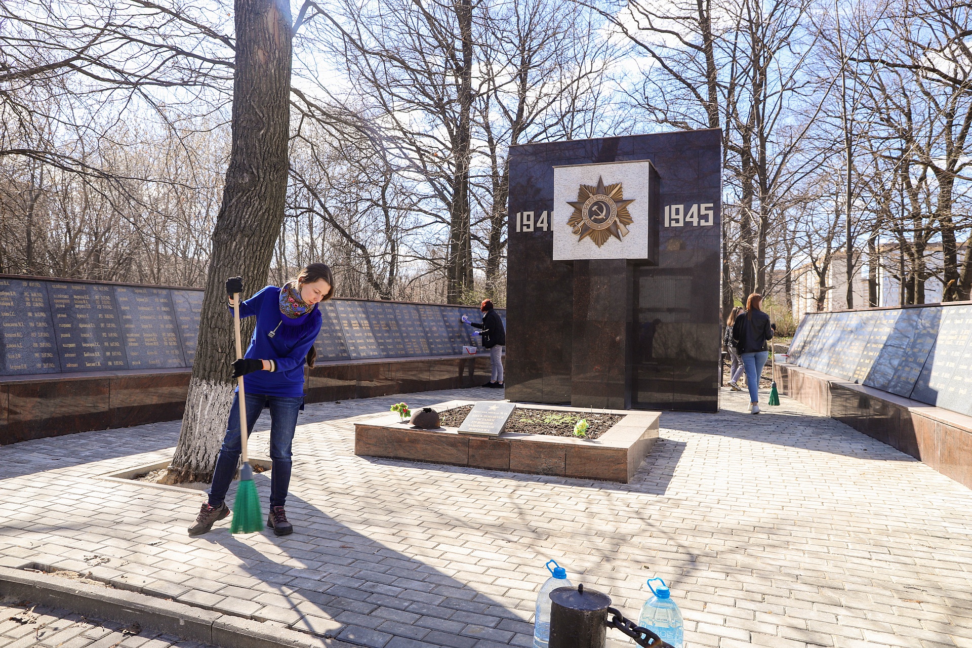 Сотрудники Центрально-Черноземного управления Росприроднадзора в рамках подготовки к юбилею Победы в Великой Отечественной войне провели уборку территории Братской могилы в Воронеже