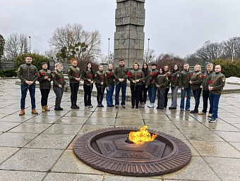 Коллектив Управления государственной службы и кадров центрального аппарата Росприроднадзора возложил цветы к Памятнику 1200 гвардейцам в Калининграде