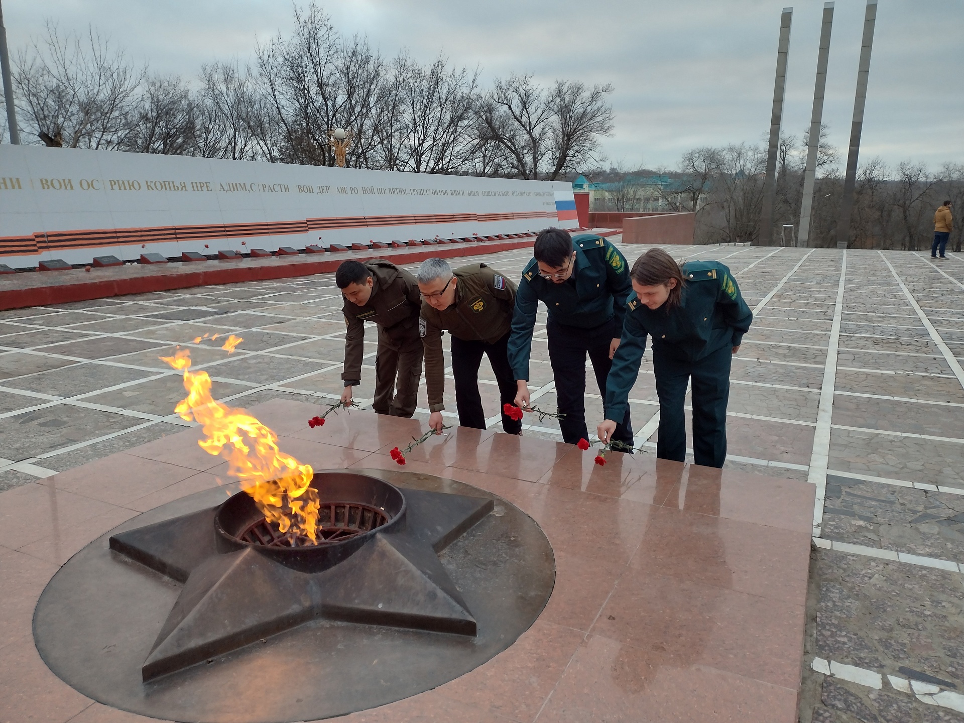 Сотрудники Нижне-Волжского межрегионального управления Росприроднадзора возложили цветы на мемориальном комплексе героев Гражданской и Великой Отечественной войн в Республике Калмыкия