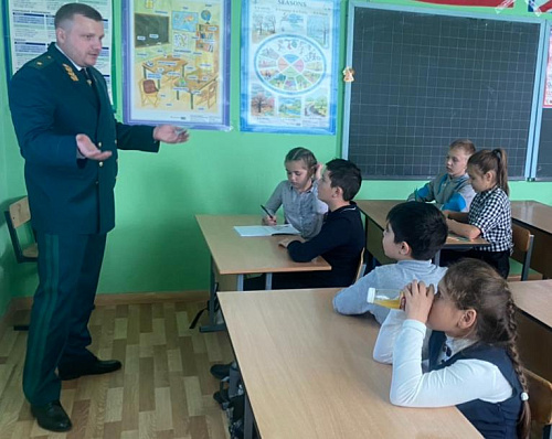 В Выборгском районе Санкт-Петербурга школьники встретились с инспекторами Росприроднадзора по СЗФО и сотрудниками экспертной лаборатории