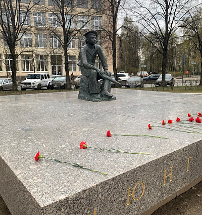 Сотрудники «ЦЛАТИ по СЗФО» приняли участие в возложении цветов к памятнику юнгам Балтики