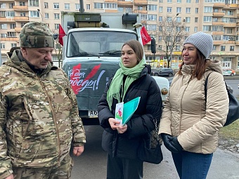 Сотрудники ЦЛАТИ по СЗФО передали автомобиль повышенной проходимости в штаб Народного фронта