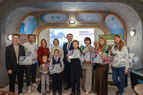 Руководитель Центрально-Черноземного управления Росприроднадзора Алексей Карякин вручил награды победителям и призерам Международной детско-юношеской премии «Экология – дело каждого» из Воронежской области