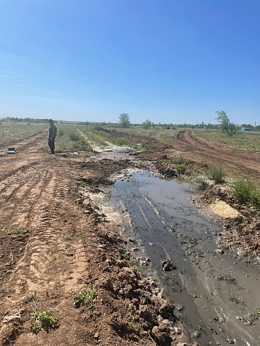 В Волгоградской области инспекторы Росприроднадзора приняли меры по факту загрязнения почвы вблизи ЖК «Победа» п. Царицын Городищенского района