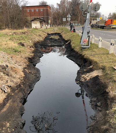 В придорожной канаве в Балтийске обнаружены нефтепродукты