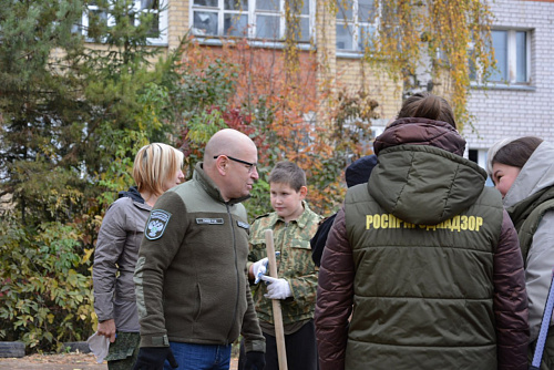 В Кирове сотрудники Росприроднадзора приняли участие в субботнике по очистке от мусора мест отдыха горожан