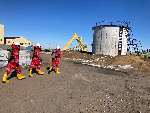 Сотрудники Росприроднадзора приняли участие в учениях по локализации и ликвидации разливов нефти и нефтепродуктов в Астраханской области
