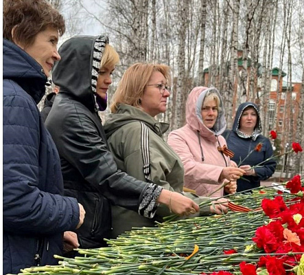 Сотрудники ФГБУ «ЦЛАТИ по УФО» возложили цветы к Вечному огню