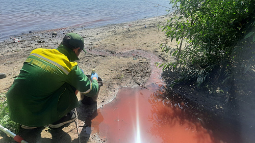 Инспекторами Черноморо-Азовского морского управления зафиксирован сброс в реку Дон сточных вод красного цвета