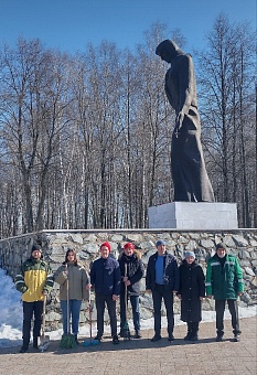 В Перми сотрудники Росприроднадзора посетили мемориал «Скорбящая»