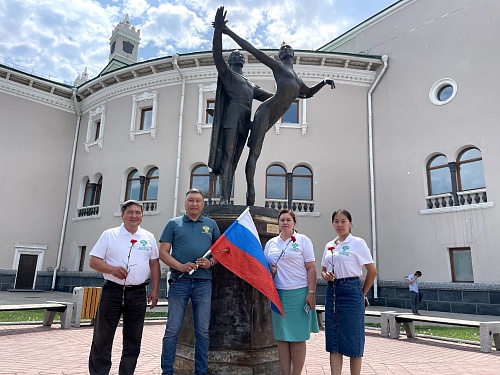 Сотрудники Забайкальского Росприроднадзора возложили цветы к памятнику выдающимся личностям 