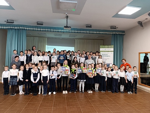 Сотрудники Центрально-Черноземного управления Росприроднадзора провели экоурок для учеников школы с. Черницыно и вручили подарки участникам акции «Экоелка»