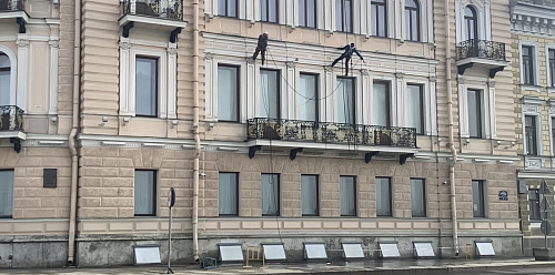 Мутные разводы на Неве могут быть следствием мойки фасада здания