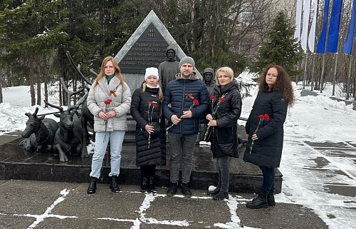 Сотрудники Балтийско-Арктического межрегионального управления Росприроднадзора возложили цветы у памятников воинской славы в Мурманске