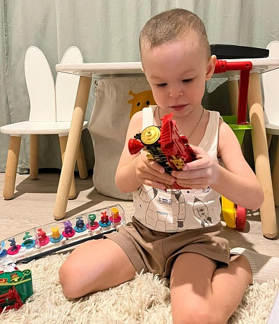 «Елка желаний»: Заместитель руководителя Южного управления Росприроднадзора Константин Сомик исполнил мечту трехлетнего Мирона из Краснодара