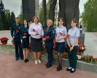 В Барнауле почтили память земляков - участников Великой Отечественной войны и возложили цветы к Мемориалу славы