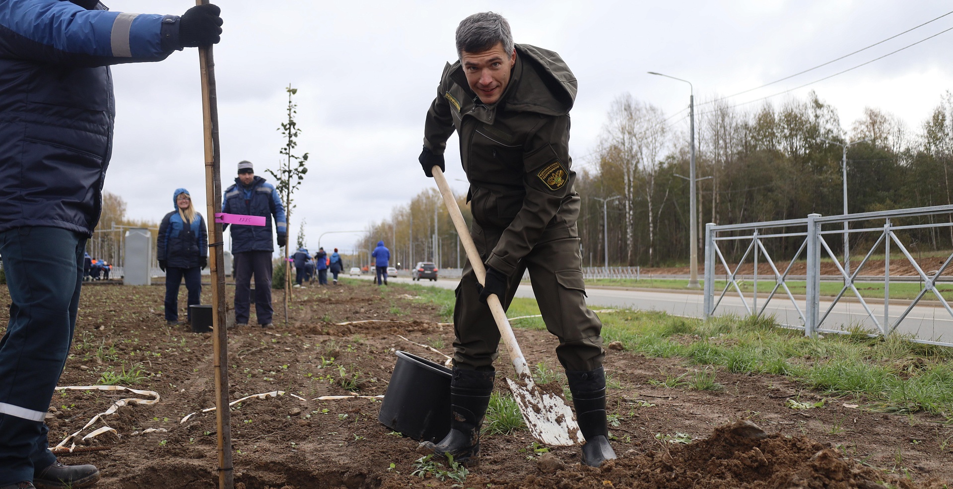 В Череповце сотрудники Росприроднадзора приняли участие в посадке деревьев