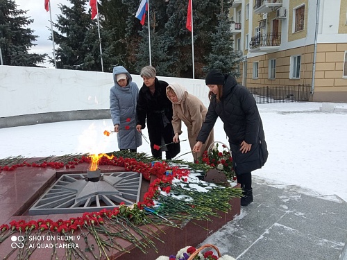 В Кирове сотрудники Росприроднадзора возложили цветы к Вечному огню у Обелиска Воинам-кировчанам