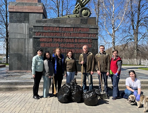 Сотрудники Росприроднадзора в рамках подготовки к юбилею Победы в Великой Отечественной войне провели уборку территории памятника героям-артиллеристам в Курской области