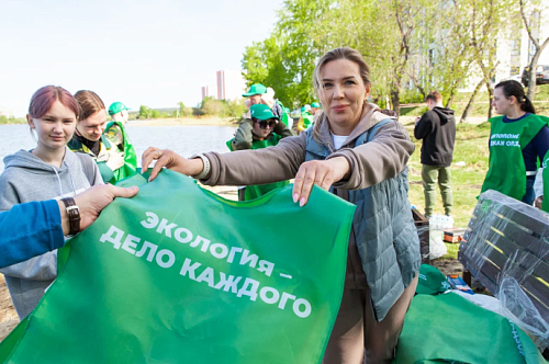 Сотрудники ФГБУ «ЦЛАТИ по УФО» провели экоакцию по очистке берега Верх-Исетского пруда