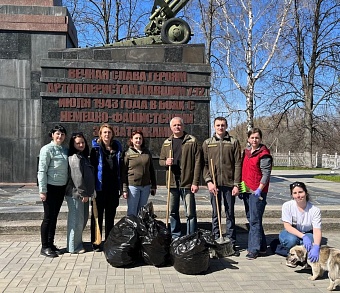 В Курской области сотрудники Росприроднадзора к юбилею Победы в Великой Отечественной войне провели уборку памятника героям-артиллеристам