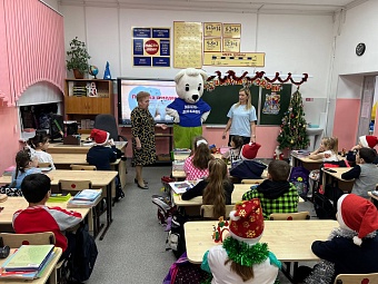 Сотрудники Сибирского управления Росприроднадзора вручили ученикам новосибирской школы подарки за участие в акции «Экоёлка»