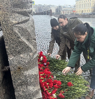 Сотрудники СЗМУ Росприроднадзора в День полного освобождения Ленинграда от фашистской блокады возложили цветы к мемориальному знаку «Блокадная полынья»