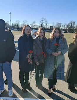 Сотрудники Южного управления Росприроднадзора возложили цветы к мемориалу воинам, освободившим Майкоп от немецко-фашистских захватчиков