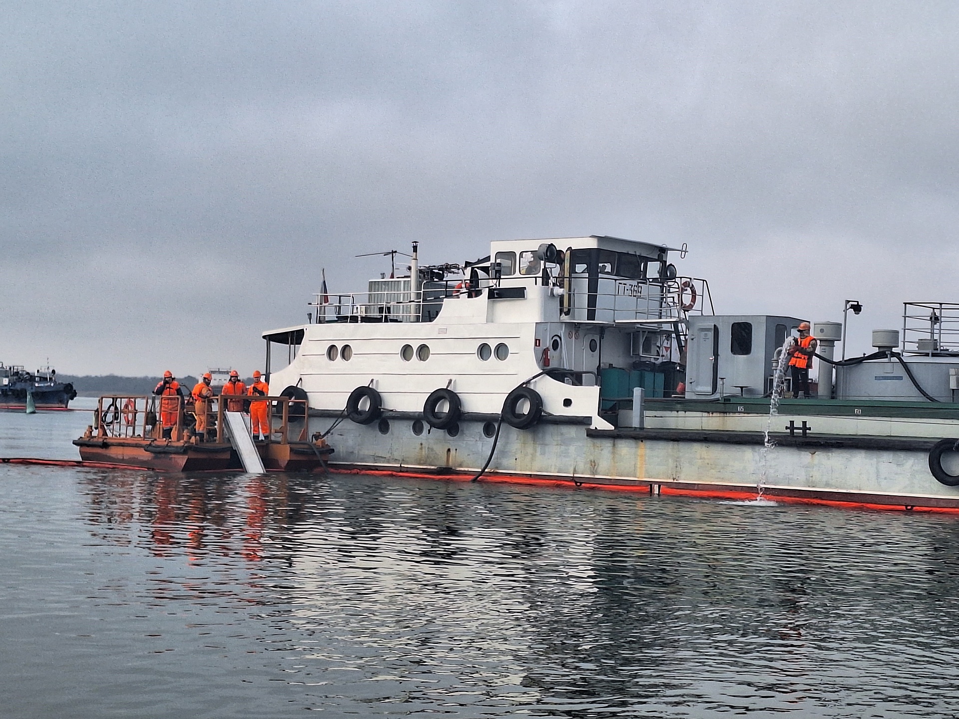 Специалисты Росприроднадзора приняли участие в тренировочных учениях                       по ликвидации аварийных разливов нефтепродуктов в морском порту Ростов-на-Дону