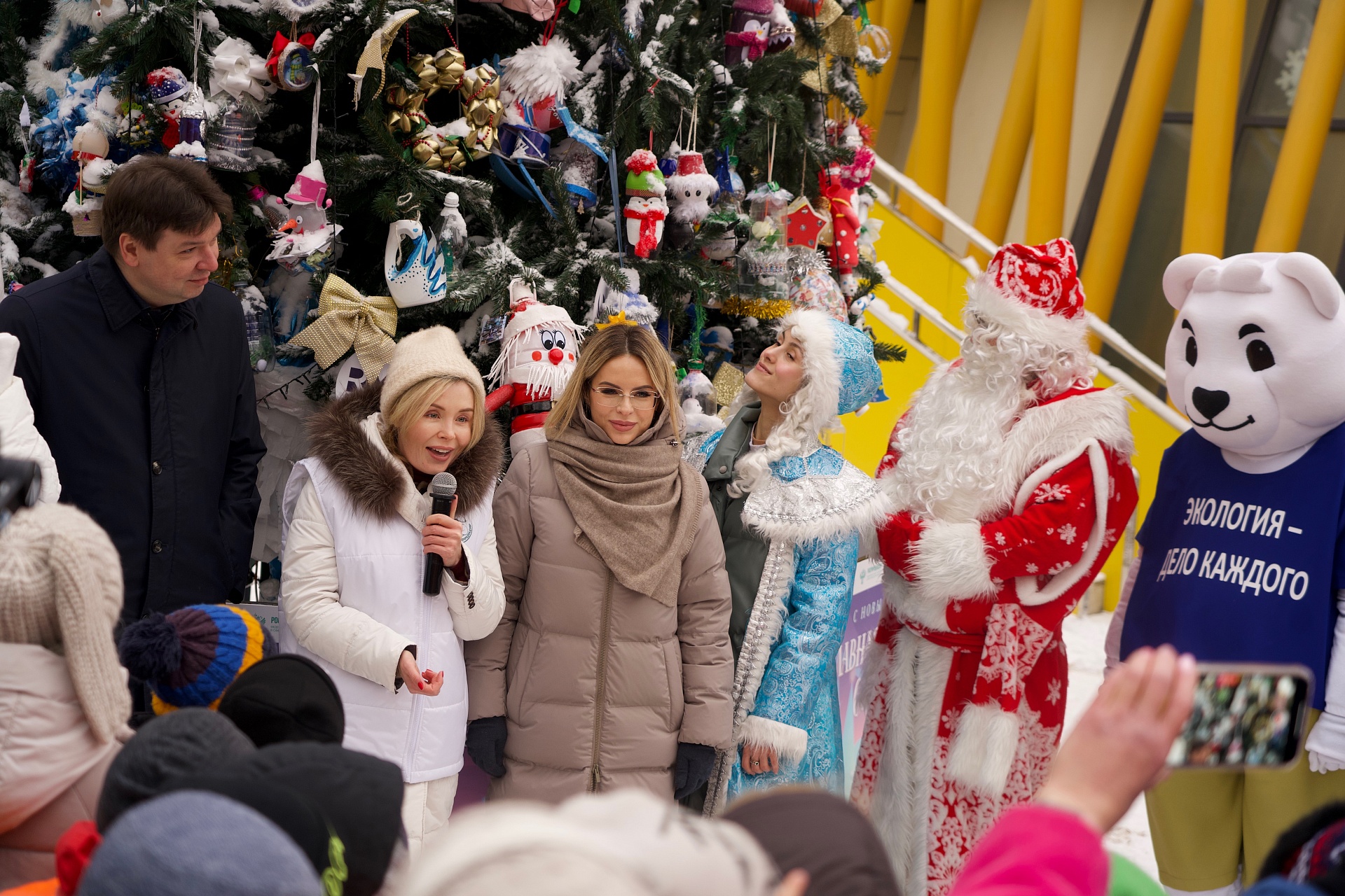 Главную экоёлку России открыли в Московском зоопарке 