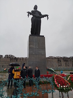 В Санкт-Петербурге учащиеся класса Росприроднадзора возложили цветы к мемориальной доске героя Великой Отечественной войны и на Пискаревском мемориальном кладбище