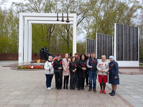 Сотрудники ФГБУ «ЦЛАТИ по УФО» возложили цветы к памятникам Победы